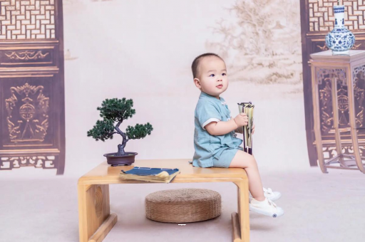 临猗宝宝边吃奶边挣扎烦躁